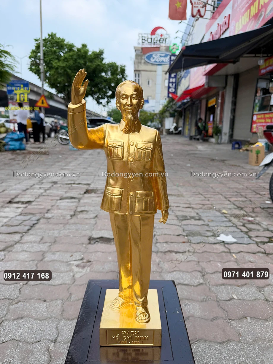 B&aacute;c được đ&uacute;c theo d&aacute;ng đứng uy nghi&ecirc;m